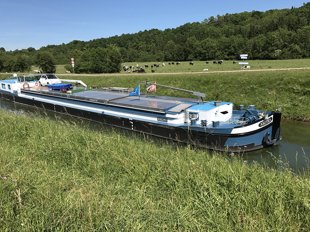 Barge on the canal south of Joinville